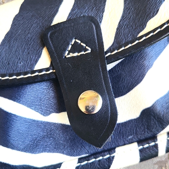 Small Dooney zebra coin/wristlet purse ! - Picture 6 of 8